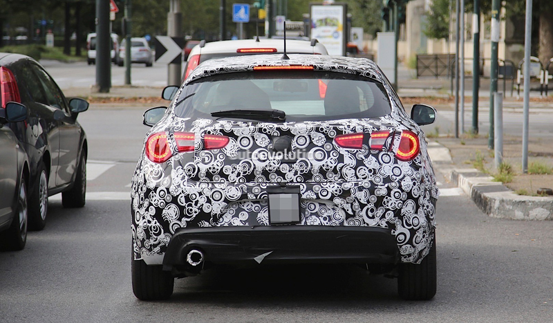 2016-alfa-romeo-giulietta-spied-up-close-and-personal-in-italy-photo-gallery_8