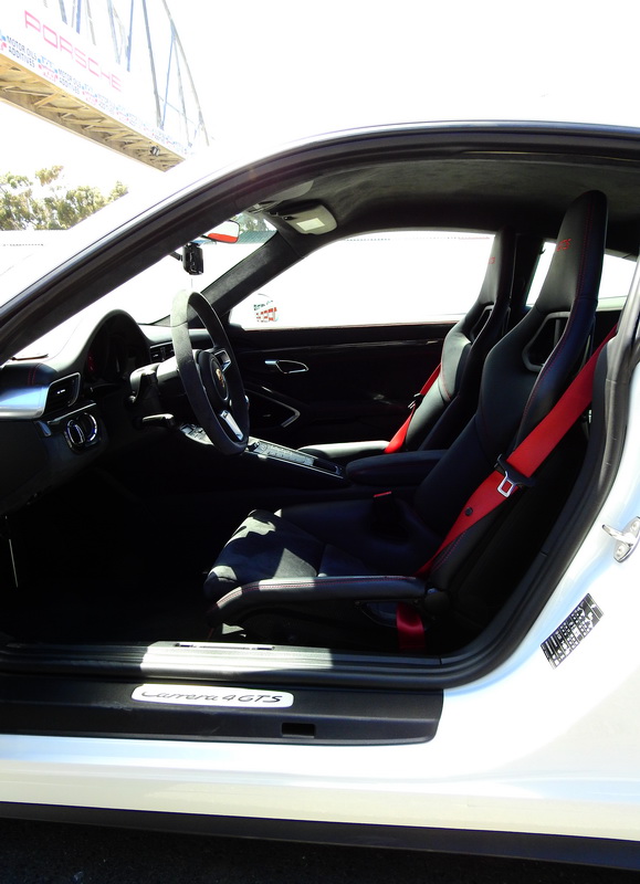 2017_CarreraGTS_Coupe_7sp_frontseats01