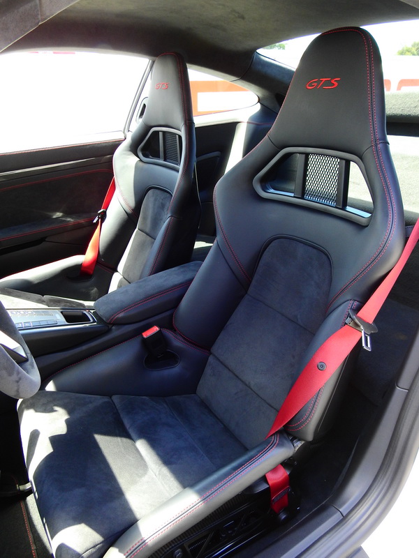 2017_CarreraGTS_Coupe_7sp_frontseats02