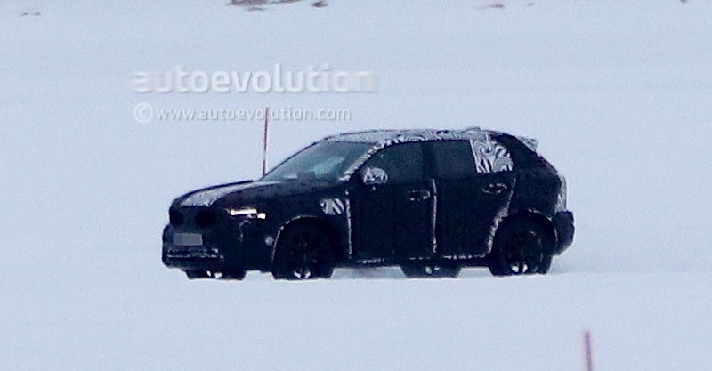 2019-volvo-xc40-prototype-begins-winter-testing_8