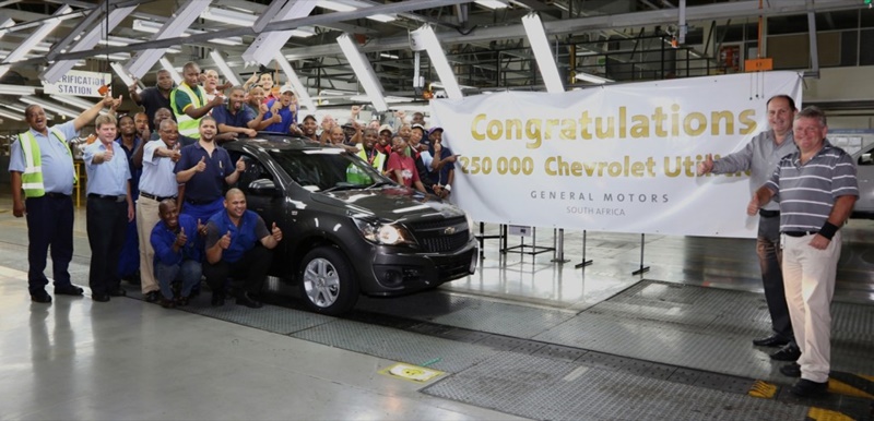 250000th-Chevrolet-Utility-South-Africa-Struandale-plant-2015-1024x494