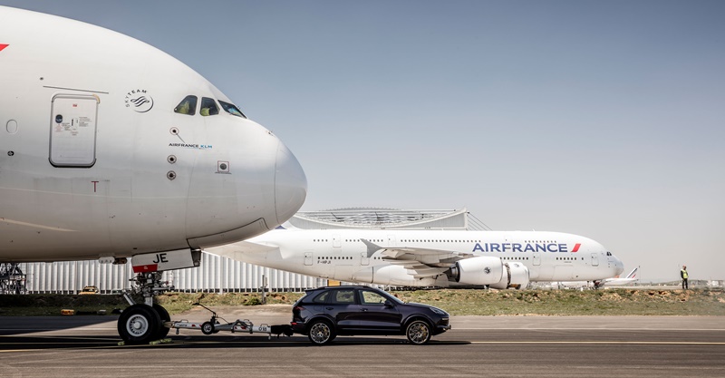 737878_cayenne_s_diesel_air_france_a_380_paris_charles_de_gaulle_airport_2017_porsche_ag