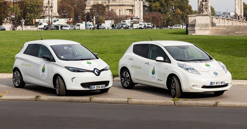 Picture_ZOE_and_LEAF_in_front_of_le_Grand_Palais_in_Paris___Renault_omg_Name_of_the_Photographer_Olivier_Martin_Gambier