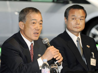 ซ้ายมือ : นาย ทาเคโอะ ฟูคุอิ (Takeo Fukui) ขวามือ : นาย ทะคะโนบุ อิโตะ 