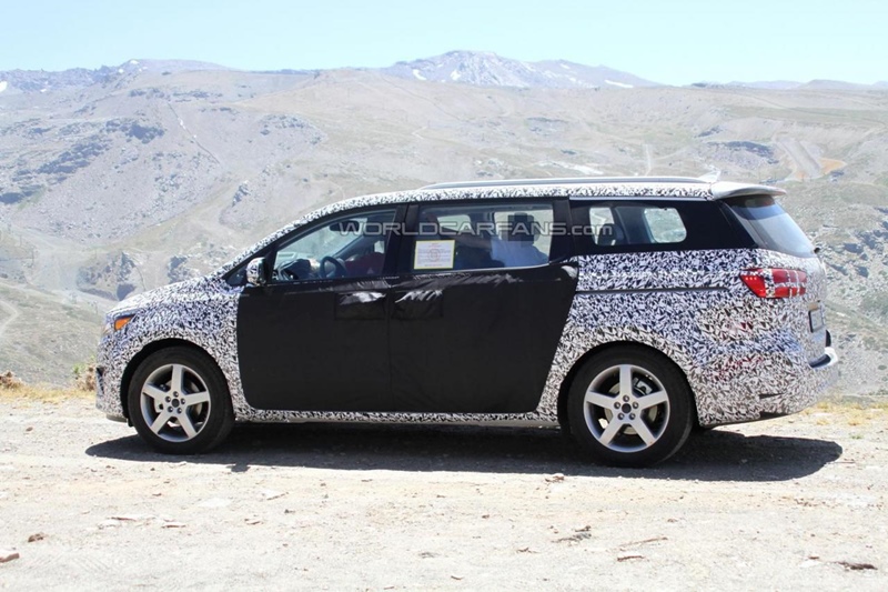 2013 08 15 Kia Grand Carnival 3