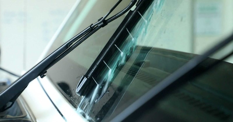 Jeep เปิดตัว Clean Sweep ใบปัดน้ำฝนที่มีหัวฉีด ล้างกระจกหน้าในตัว 12 จุด -  HeadLight Magazine