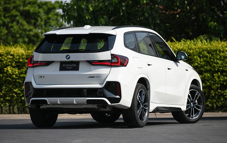 ราคาอย่างเป็นทางการ BMW X1 xDrive30e M Sport (Plug-in Hybrid) : 2,799,000  บาท